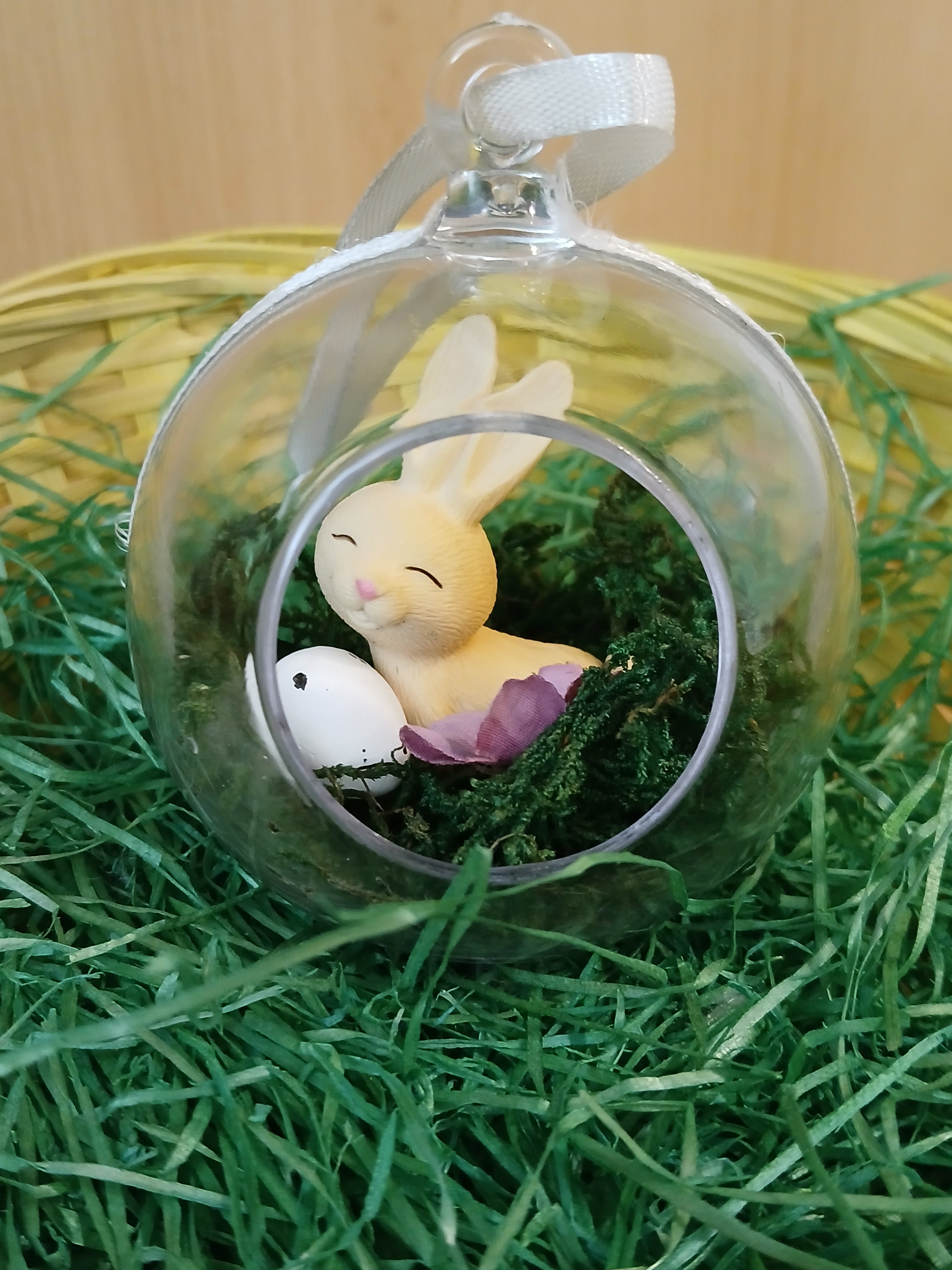 Befüllte Acrylkugeln für Ostern mit süßen Hasen-Figuren – Frühlingshafte Osterdekoration mit Moos, Hase, Deko-Ei und Blüten