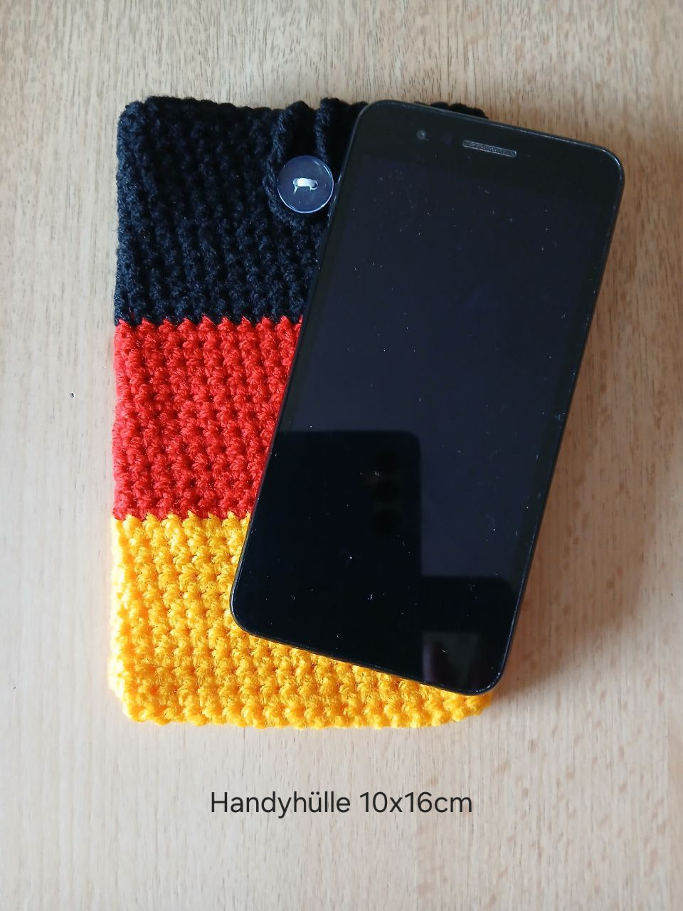 Handgehäkelte Handyhülle in Deutschlandfarben – mit praktischem Knopfverschluss – in zwei Größen: 10 x 16 cm und 10 x 18 cm