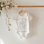 Liebevoller Baby-Strampler zum ersten Muttertag, Baby-Strampler mit Lineart-Design, wunderschönes Lineart-Motiv Strampler, Erinnerungsstück