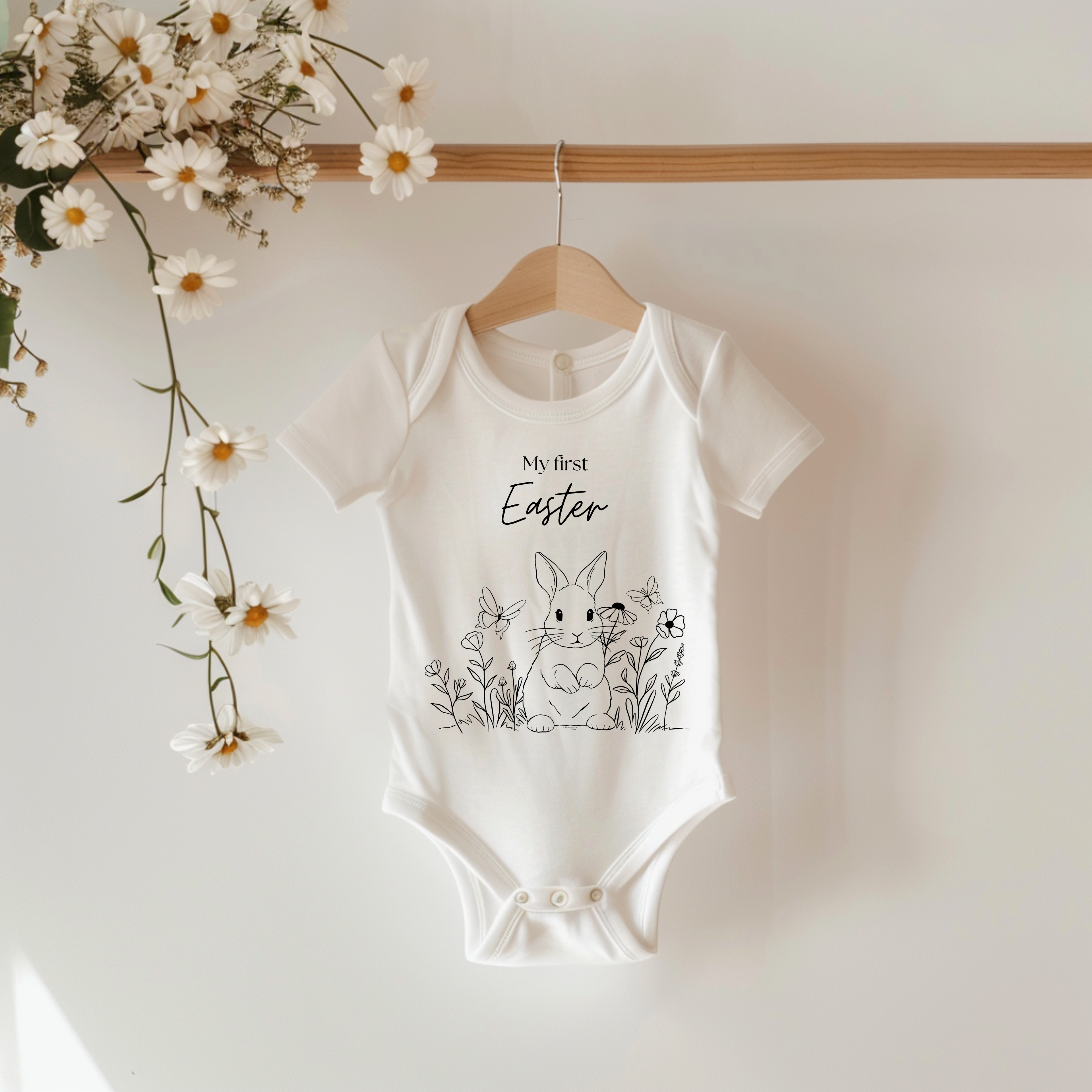 Erstes Ostern Baby Strampler, Baby Strampler mit Lineart-Design, My first Easter Strampler, Strampler mit Hasenmotiv, Baby Body Ostern