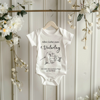 Süßer Baby-Strampler zum ersten Vatertag, Baby-Strampler im Lineart-Stil, süßes Outfit zum Vatertag, Motiv im Lineart-Stil Strampler