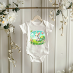 Hinreißender Baby-Strampler mit niedlichen Frühlingshäschen, süßes Geschenk Baby, Strampler mit niedlichen Frühlingshäschen