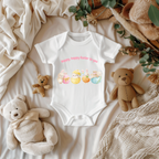Baby Strampler mit niedlichen Häschen, Hoppy hoppy Easter to you Strampler, erstes Osterfest, süßes Geschenk Baby, Strampler mit Osterhasen