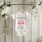 Liebevoller Baby-Strampler zum Muttertag mit rosa Herz, Strampler zum ersten Muttertag, süßer Strampler mit Herz, Geschenk zum Muttertag