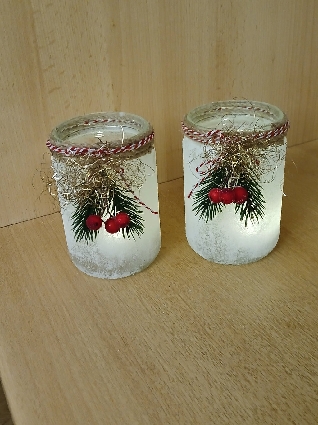 Elegantes Windlichtglas in Frostoptik mit Tannenzweigen, roten Beeren & Engelshaar – Frostige Winterdeko für Zuhause