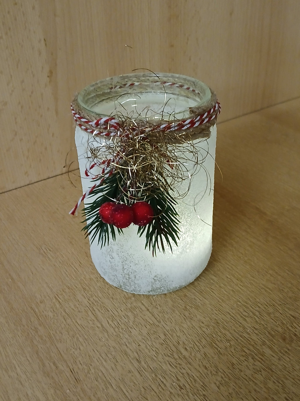 Elegantes Windlichtglas in Frostoptik mit Tannenzweigen, roten Beeren & Engelshaar – Frostige Winterdeko für Zuhause