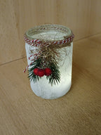 Elegantes Windlichtglas in Frostoptik mit Tannenzweigen, roten Beeren & Engelshaar – Frostige Winterdeko für Zuhause