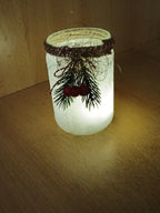 Elegantes Windlichtglas in Frostoptik mit Tannenzweigen, roten Beeren & Engelshaar – Frostige Winterdeko für Zuhause