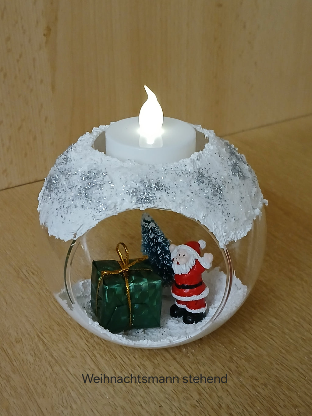 Winterliche Windlichtkugel mit Weihnachtsmann, Tannenbaum & Geschenkpaket – Stimmungsvolle Weihnachtsdeko