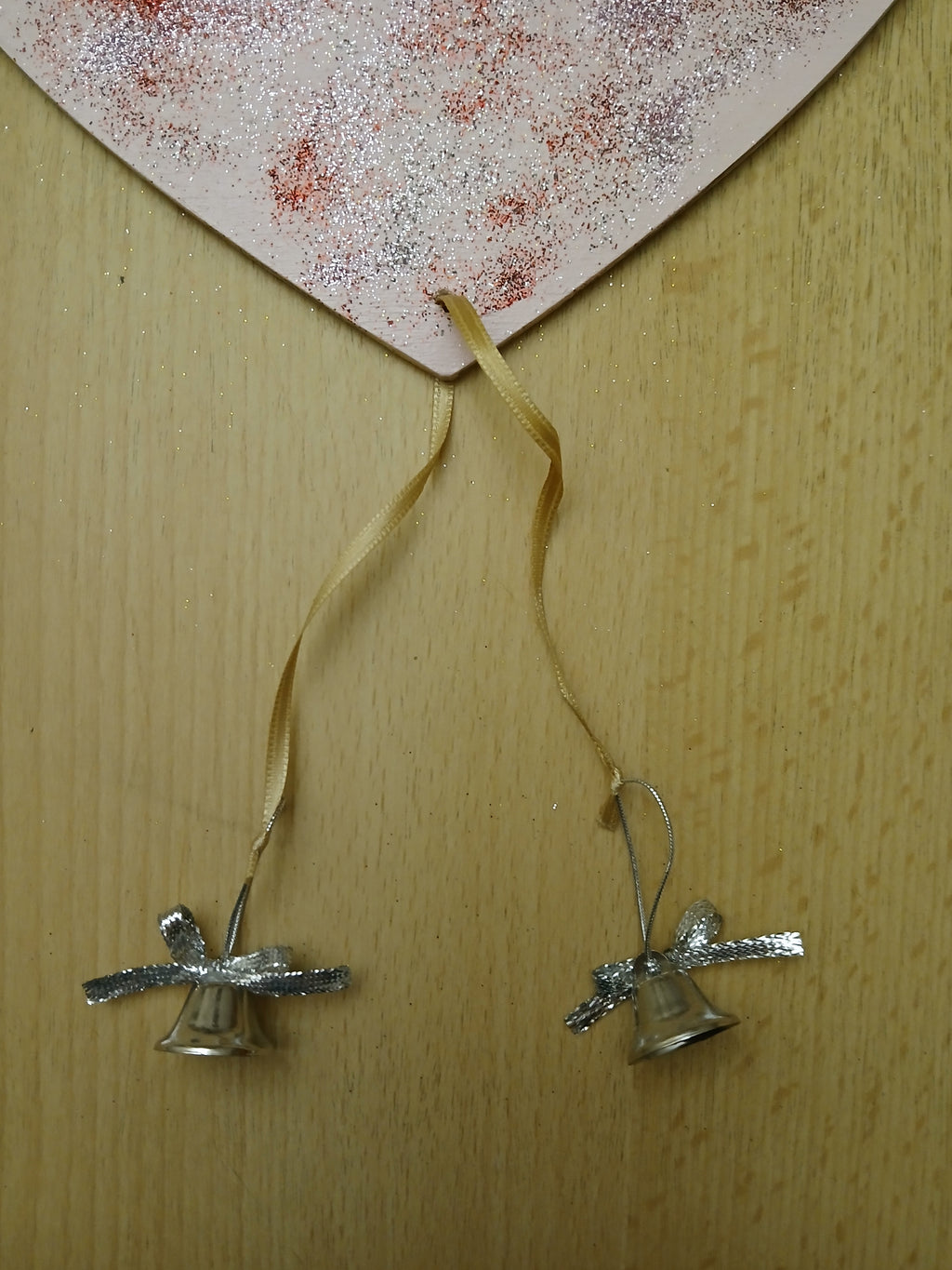 Zauberhaftes Türschild in Herzform mit Glöckchen – Romantische Deko für Zuhause
