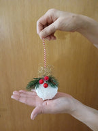 Winterliche Weihnachtskugeln Schneeball mit Tannenzweigen und roten Beeren im 2er Set – Frostige Christbaumkugeln für den Weihnachtsbaum