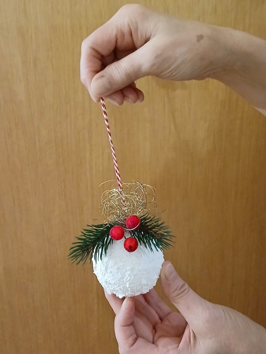 Winterliche Weihnachtskugeln Schneeball mit Tannenzweigen und roten Beeren im 2er Set – Frostige Christbaumkugeln für den Weihnachtsbaum