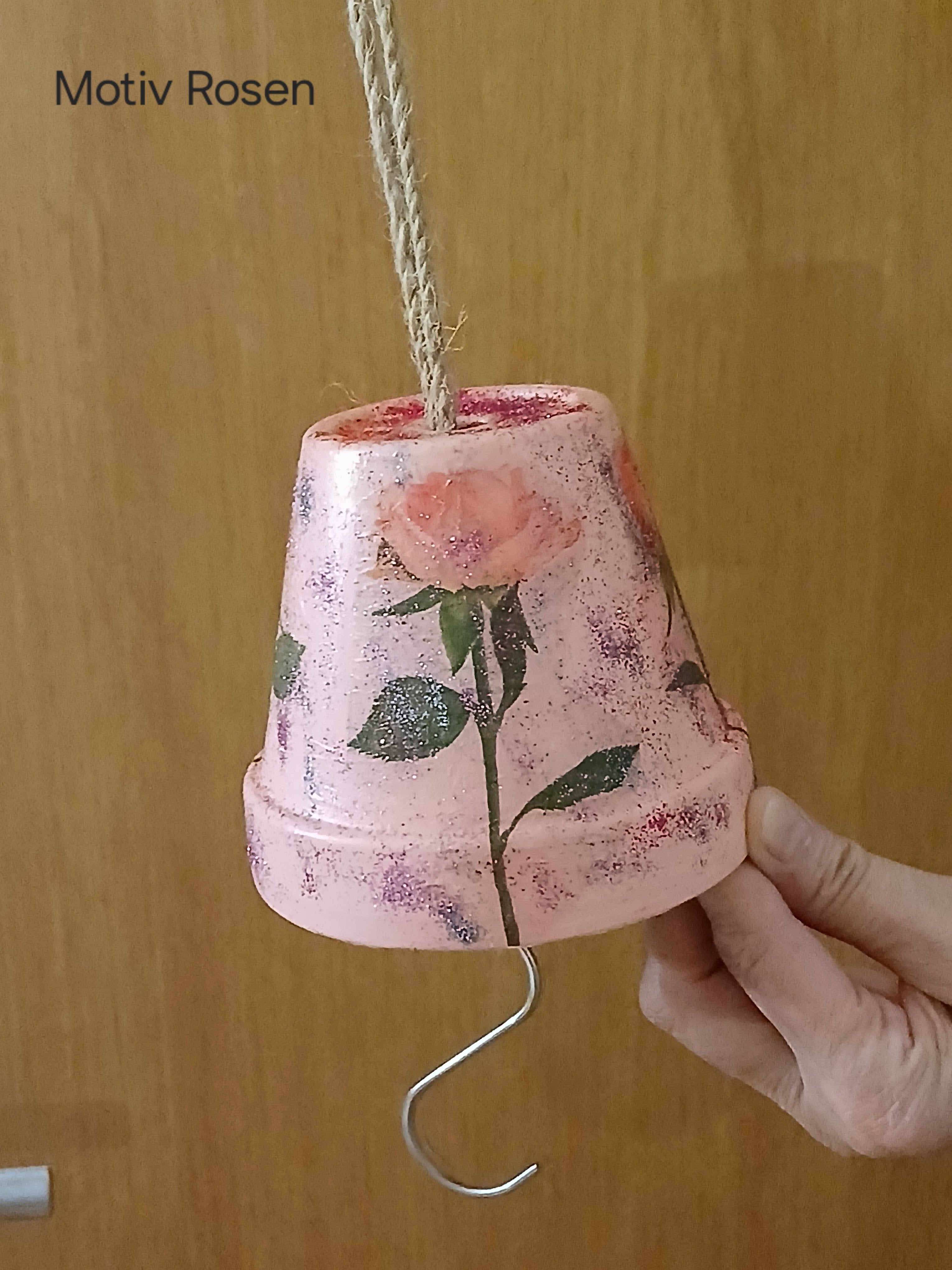 Handgefertigte Futterglocken zum Aufhängen im Garten, auf Balkon oder Terrasse – Dekorative Meisenglocke für heimische Gartenvögel in der kalten Jahreszeit