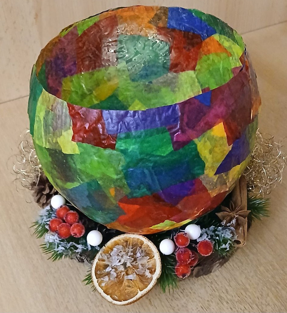 Winterliche Lichtkugel auf Naturholzscheibe mit Tannenzweigen & winterliche Deko-Elementen – Stimmungsvolle Tischlaterne für die Adventszeit