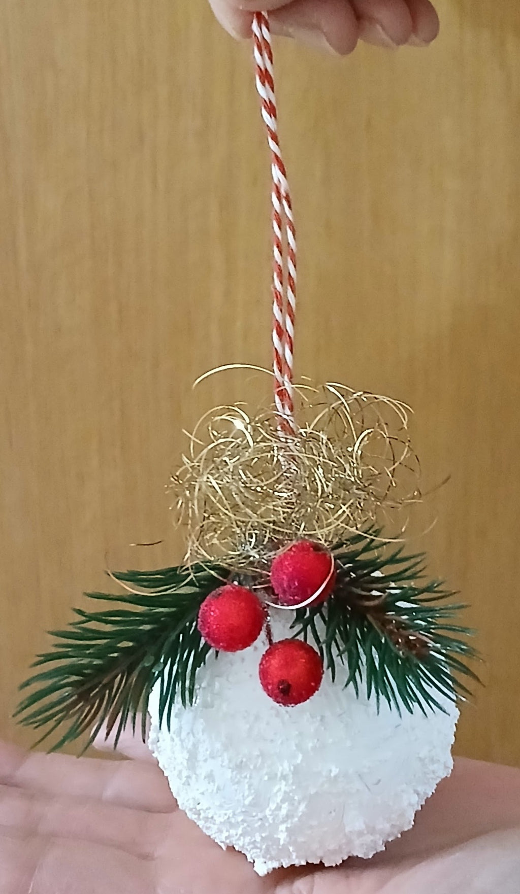 Winterliche Weihnachtskugeln Schneeball mit Tannenzweigen und roten Beeren im 2er Set – Frostige Christbaumkugeln für den Weihnachtsbaum