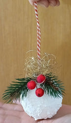 Winterliche Weihnachtskugeln Schneeball mit Tannenzweigen und roten Beeren im 2er Set – Frostige Christbaumkugeln für den Weihnachtsbaum