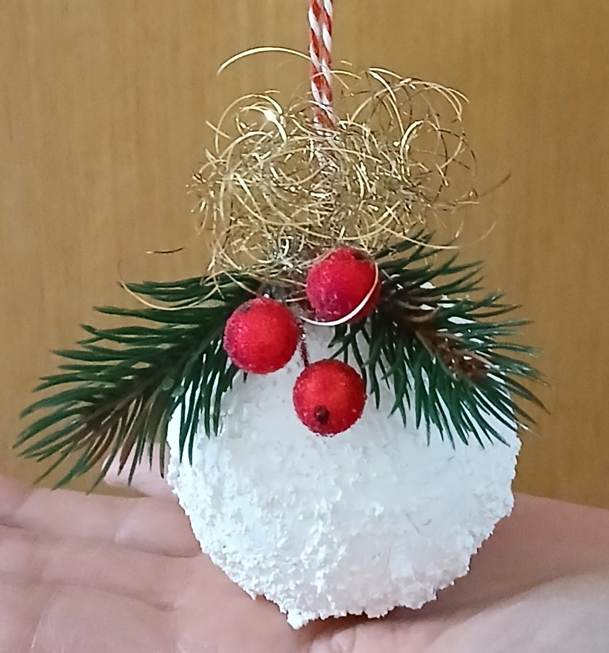 Winterliche Weihnachtskugeln Schneeball mit Tannenzweigen und roten Beeren im 2er Set – Frostige Christbaumkugeln für den Weihnachtsbaum