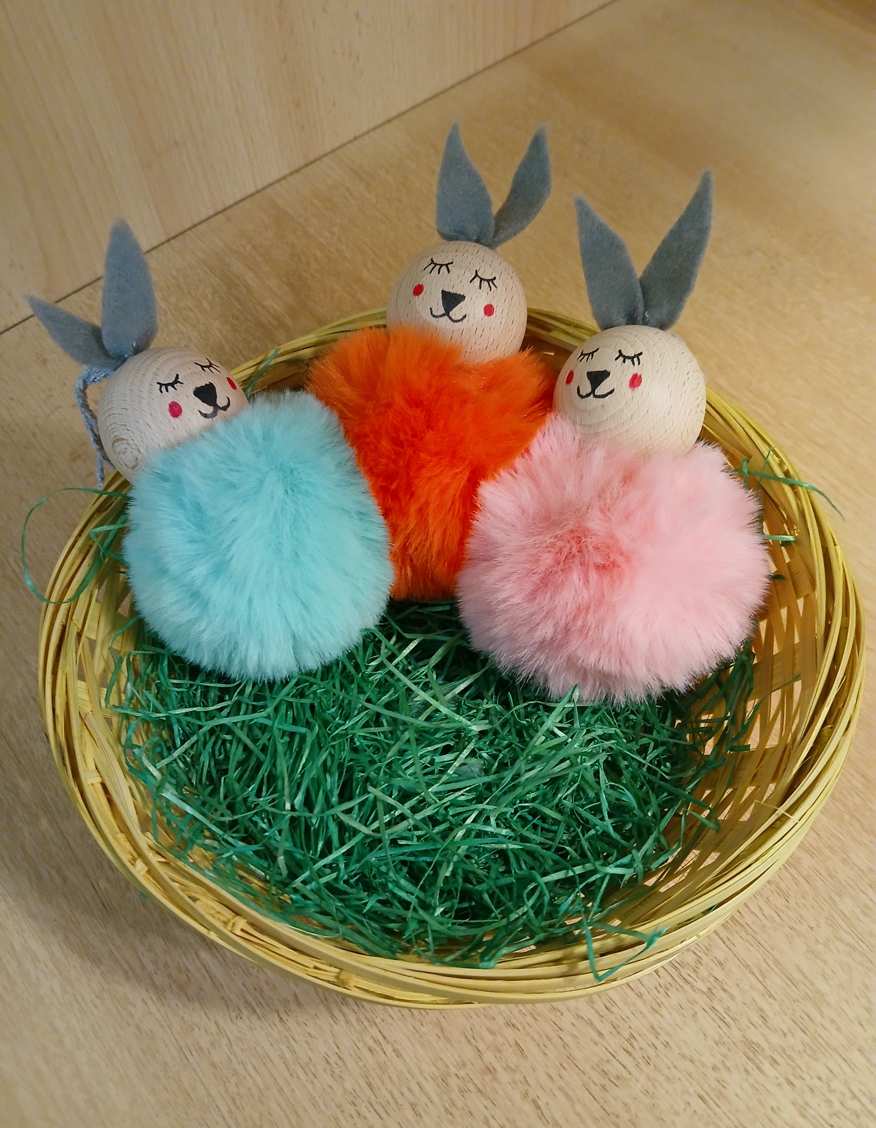 Flauschige Pompon-Häschen zum Aufhängen – Niedliche Osterdeko in Pastelltönen