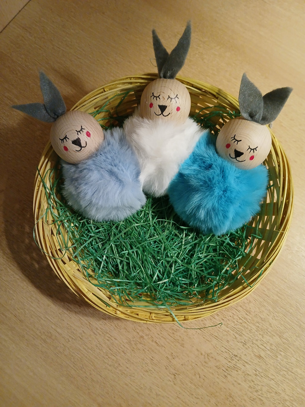 Flauschige Pompon-Häschen zum Aufhängen – Niedliche Osterdeko in Pastelltönen