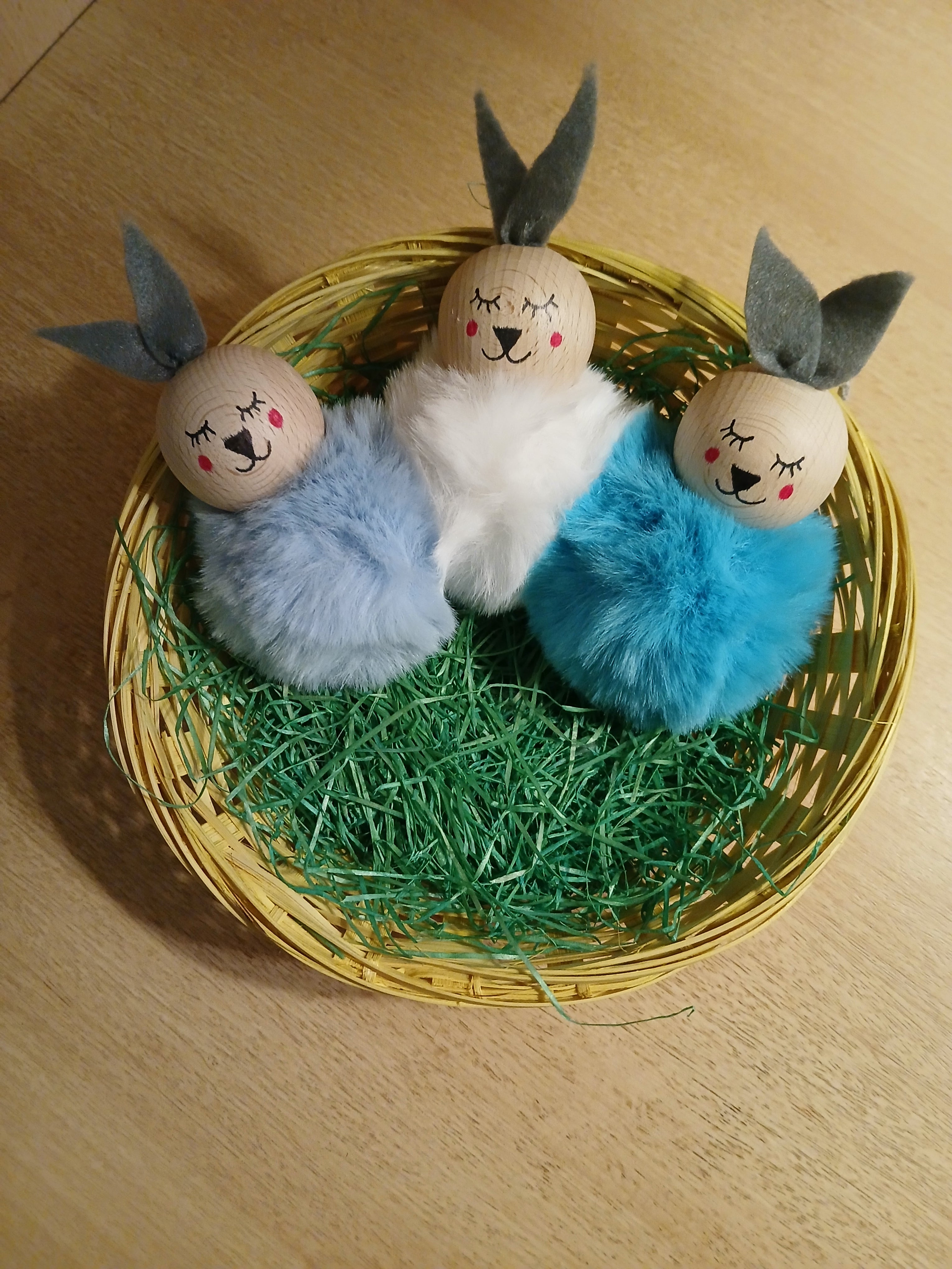 Flauschige Pompon-Häschen zum Aufhängen – Niedliche Osterdeko in Pastelltönen