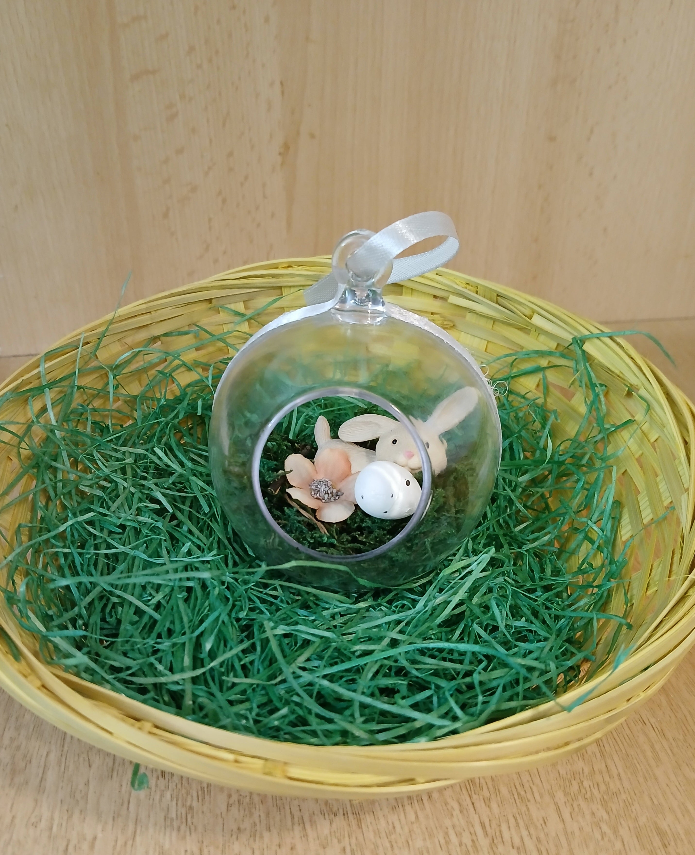 Befüllte Acrylkugeln für Ostern mit süßen Hasen-Figuren – Frühlingshafte Osterdekoration mit Moos, Hase, Deko-Ei und Blüten