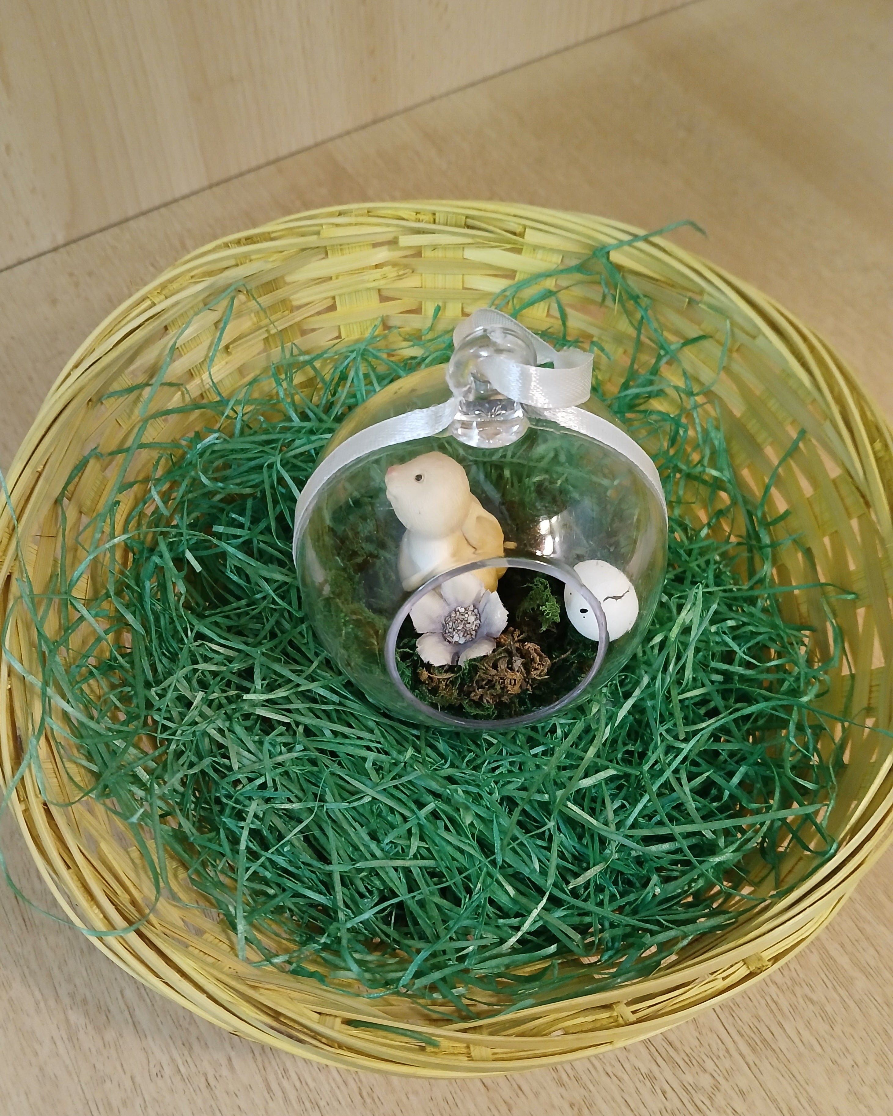 Befüllte Acrylkugeln für Ostern mit süßen Hasen-Figuren – Frühlingshafte Osterdekoration mit Moos, Hase, Deko-Ei und Blüten