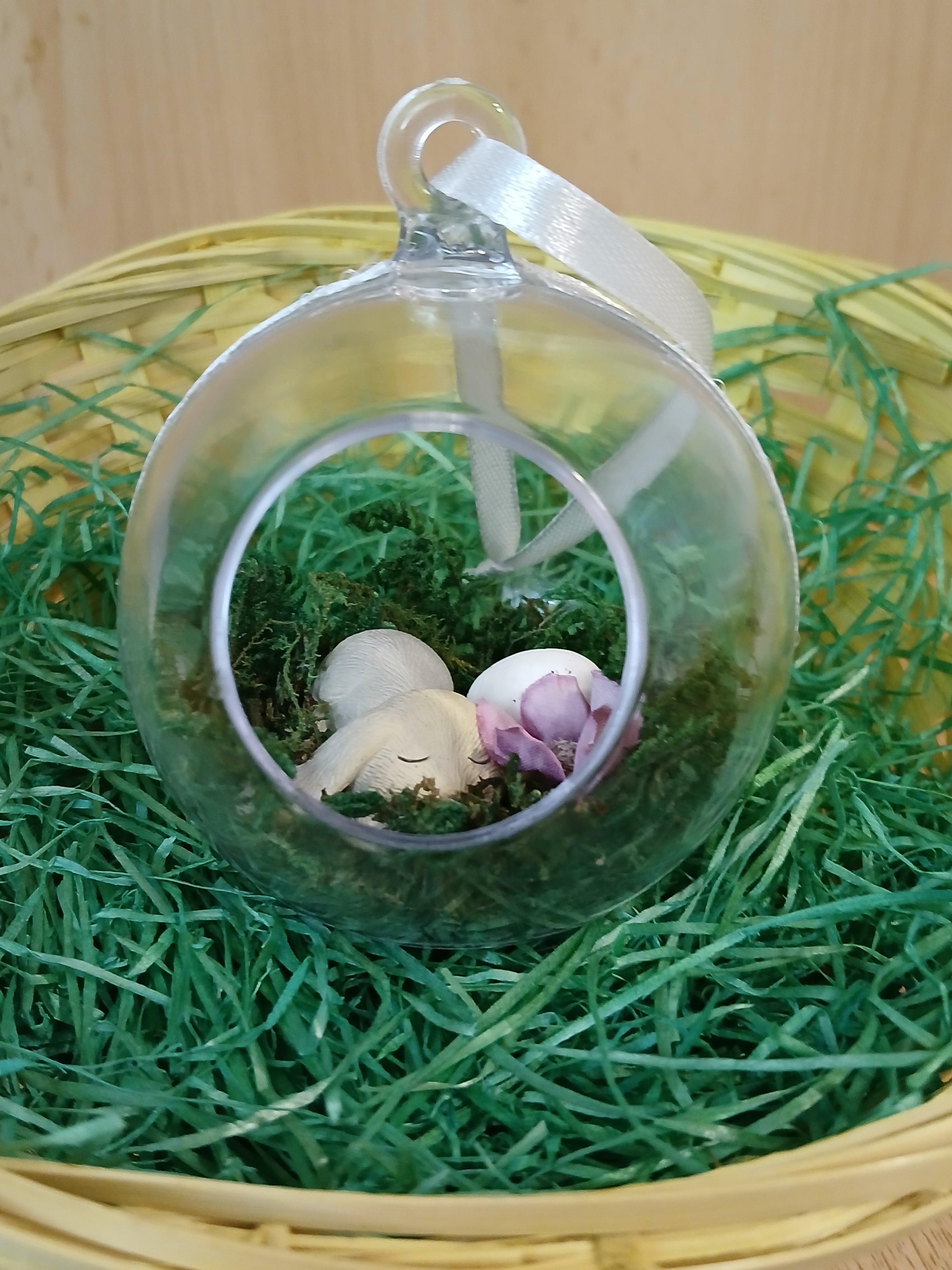 Befüllte Acrylkugeln für Ostern mit süßen Hasen-Figuren – Frühlingshafte Osterdekoration mit Moos, Hase, Deko-Ei und Blüten