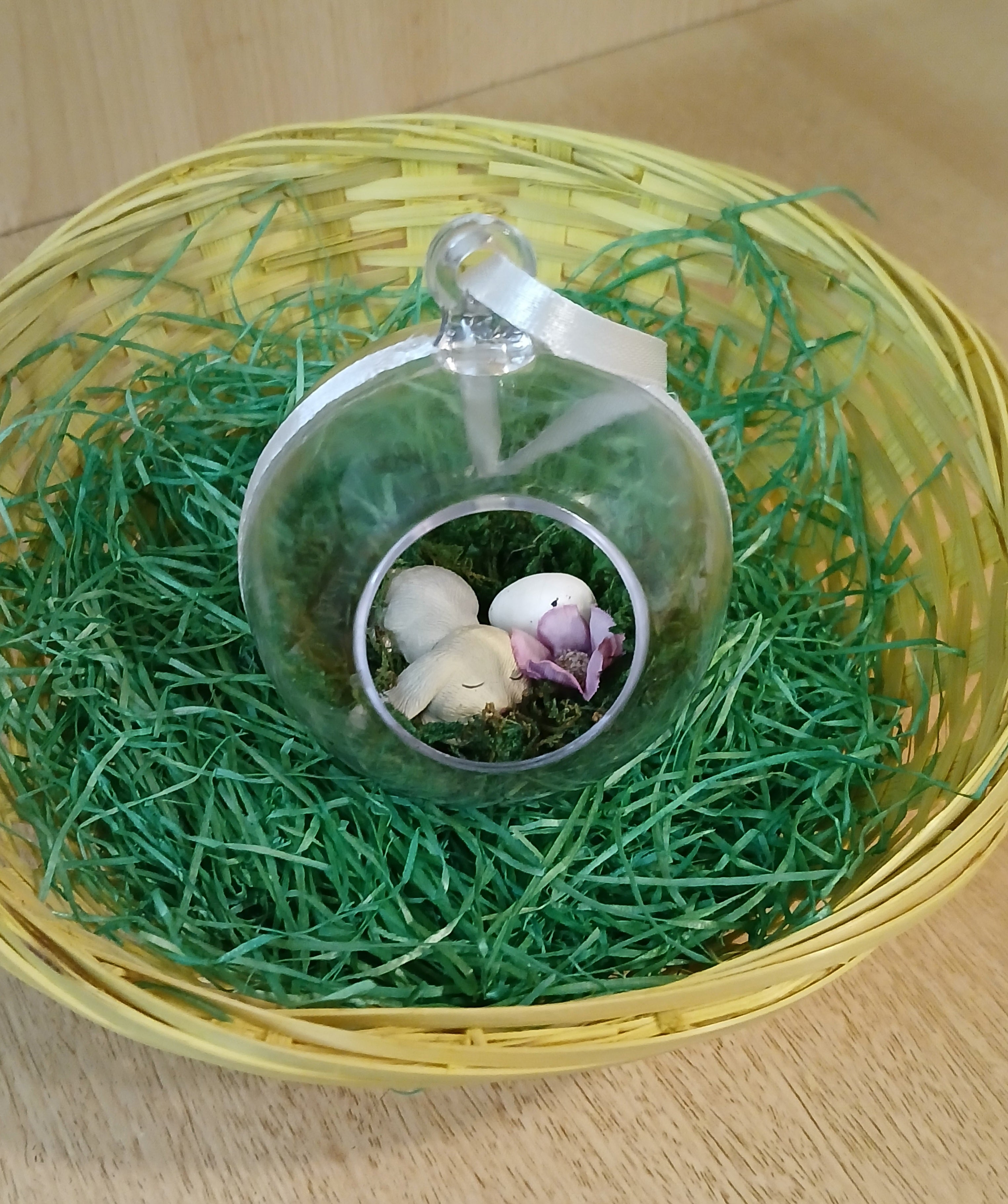 Befüllte Acrylkugeln für Ostern mit süßen Hasen-Figuren – Frühlingshafte Osterdekoration mit Moos, Hase, Deko-Ei und Blüten
