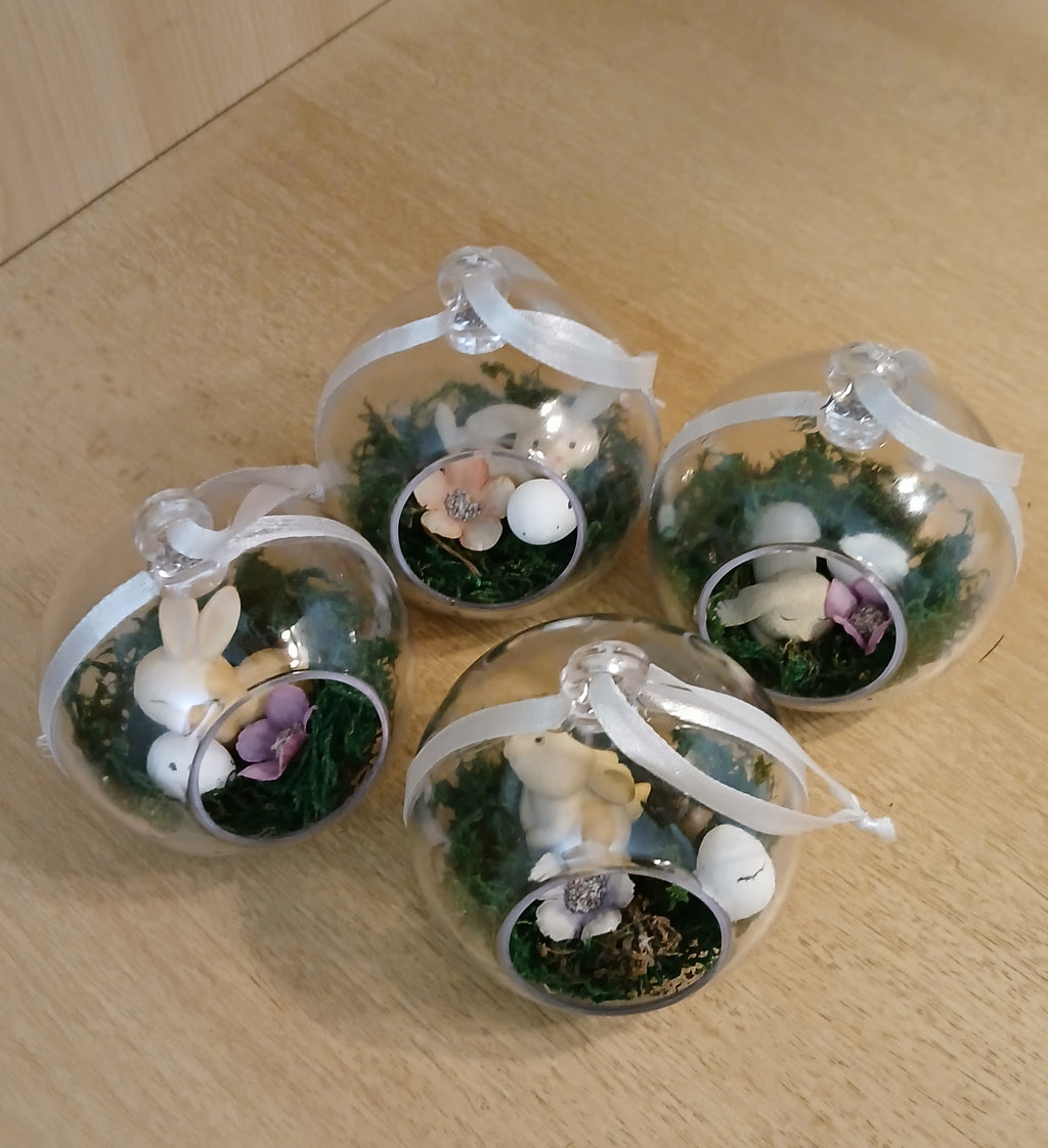 Befüllte Acrylkugeln für Ostern mit süßen Hasen-Figuren – Frühlingshafte Osterdekoration mit Moos, Hase, Deko-Ei und Blüten