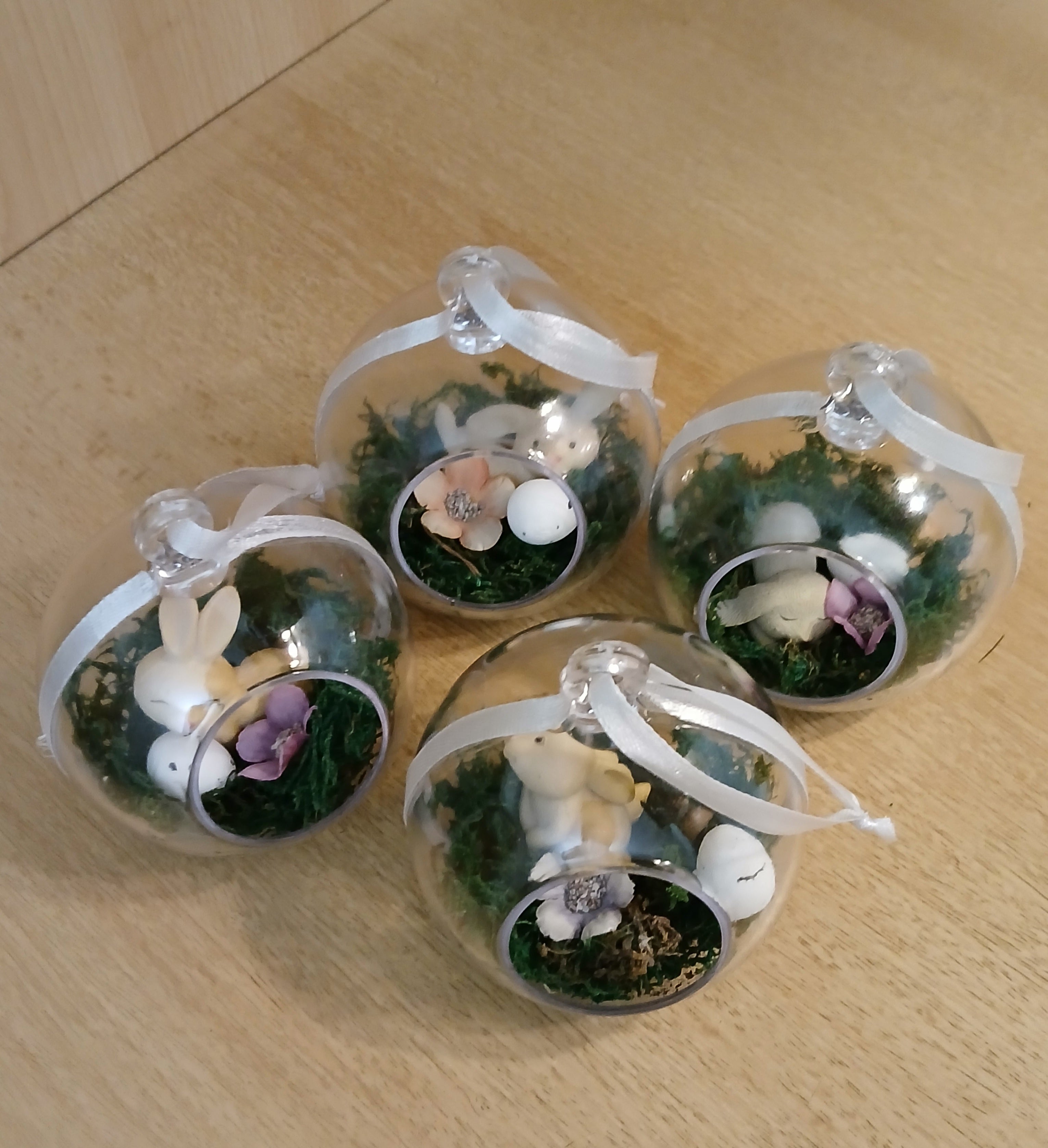 Befüllte Acrylkugeln für Ostern mit süßen Hasen-Figuren – Frühlingshafte Osterdekoration mit Moos, Hase, Deko-Ei und Blüten