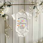 Zauberhafter Baby-Strampler zum 1. Muttertag, Baby-Strampler mit Regenbogen-Herzen, erster Muttertag-Strampler, Geschenk zum 1. Muttertag