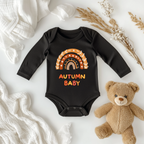 Liebevoller Herbstbaby-Strampler, Herbst-Strampler, Geburt im goldenen Herbst, Autumn Baby-Strampler, Strampler mit herbstlichen Regenbogen
