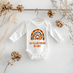 Weißer Langarm Baby-Strampler mit Halloween-Motiv: bunter Regenbogen in Orange- und Schwarztönen, darunter der Schriftzug ‚Halloween Baby‘.