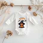 Weißer Langarm Baby-Strampler mit Halloween-Motiv: niedlicher Kürbis im Hexenkostüm mit Hut und Umhang, umgeben von Fledermäusen. Darüber der Schriftzug ‚My First Halloween‘.