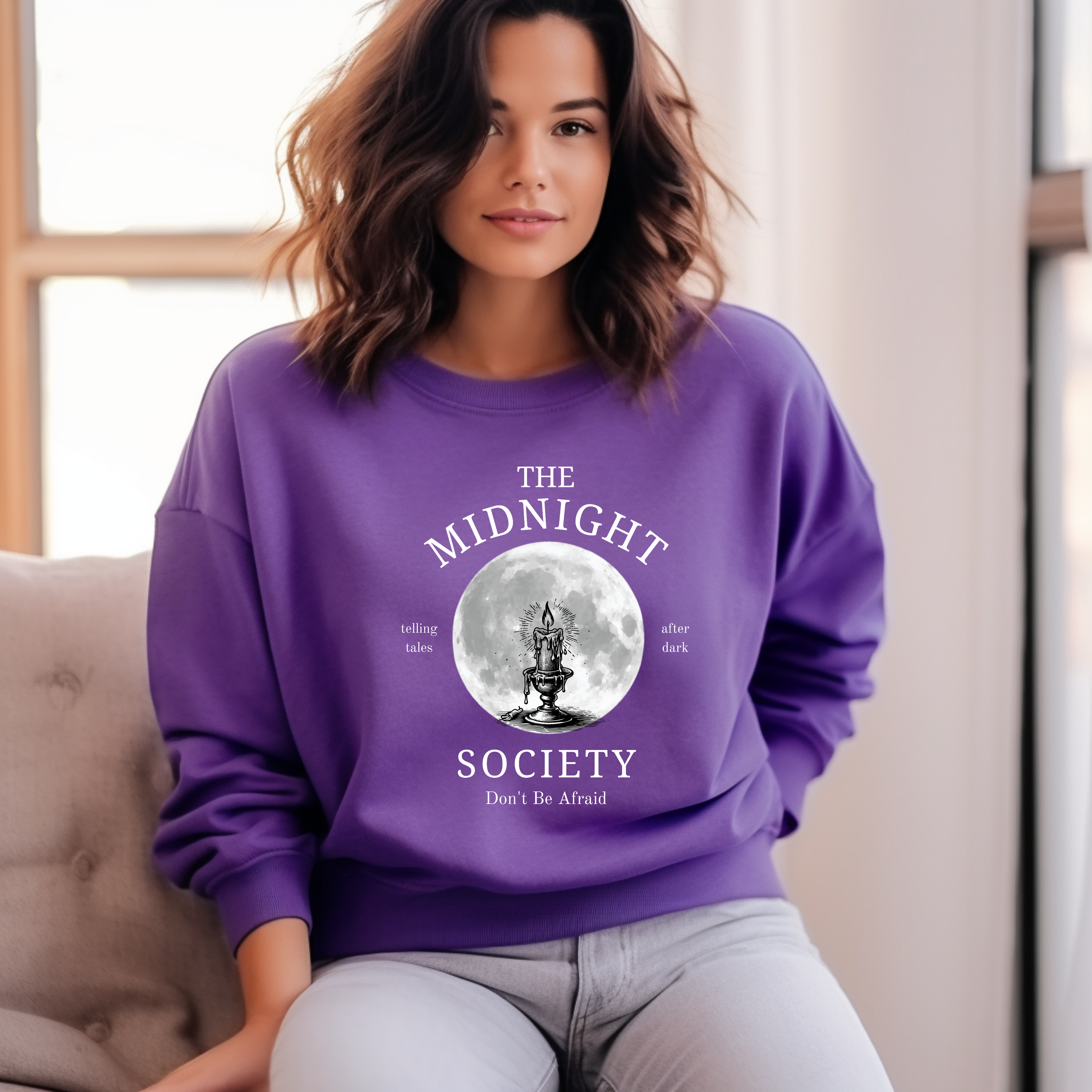 Lilanes Halloween-Sweatshirt mit mystischem Motiv: Eine brennende Kerze im Lineart-Stil vor einem großen Vollmond, darunter der Schriftzug ‚THE MIDNIGHT SOCIETY – telling tales, after dark‘. Design mit Retro- und Gruselflair.
