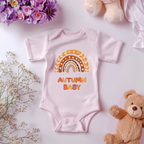 Liebevoller Herbstbaby-Strampler, Herbst-Strampler, Geburt im goldenen Herbst, Autumn Baby-Strampler, Strampler mit herbstlichen Regenbogen