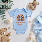 Hellblauer Baby-Strampler Kurzarm mit Halloween-Motiv: bunter Regenbogen in Orange- und Schwarztönen, darunter der Schriftzug ‚Halloween Baby‘.
