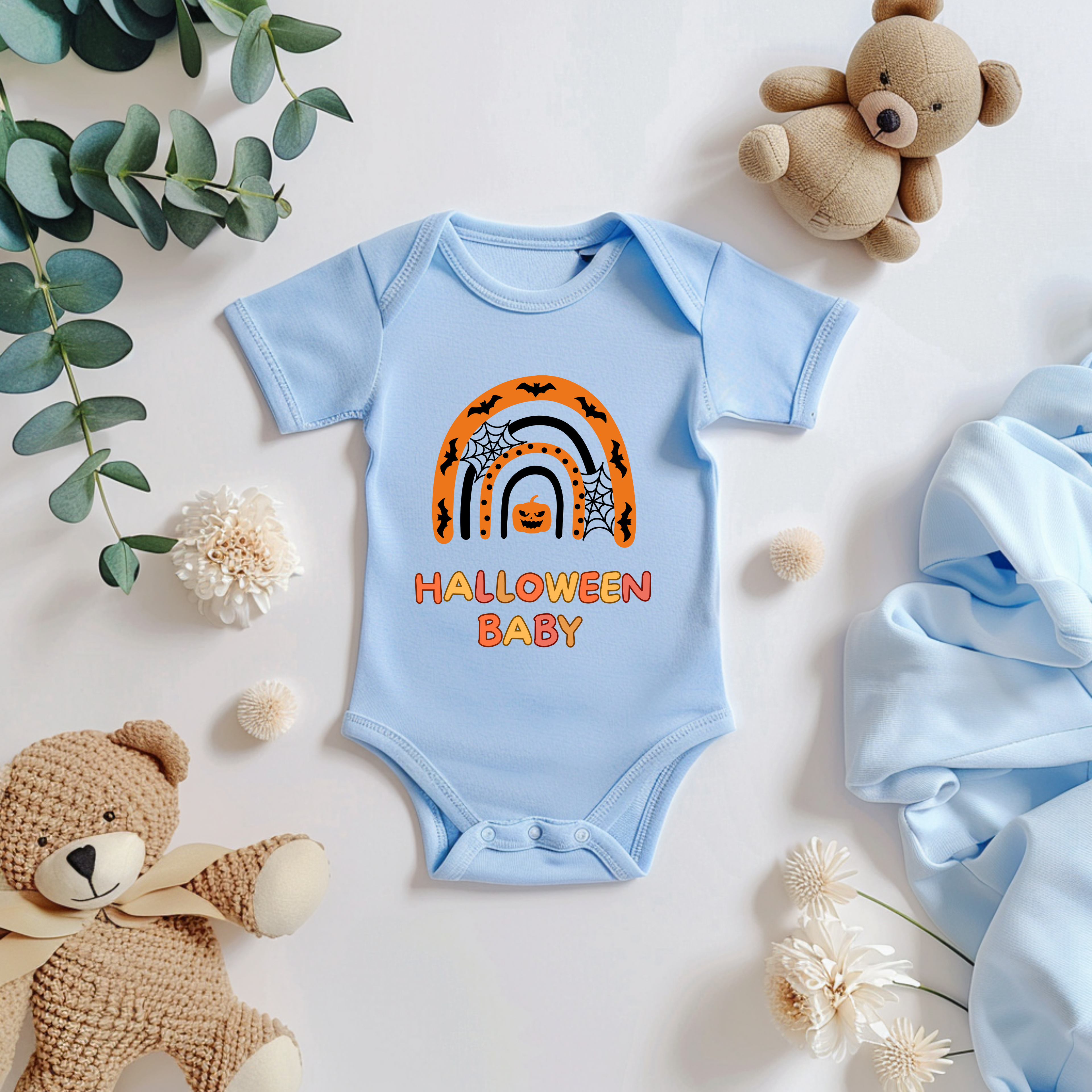 Hellblauer Baby-Strampler Kurzarm mit Halloween-Motiv: bunter Regenbogen in Orange- und Schwarztönen, darunter der Schriftzug ‚Halloween Baby‘.