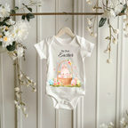 Erstes Ostern Baby Strampler, Baby Strampler mit buntem Design, My first Easter Strampler, Strampler mit Hasenmotiv, Baby Body Ostern