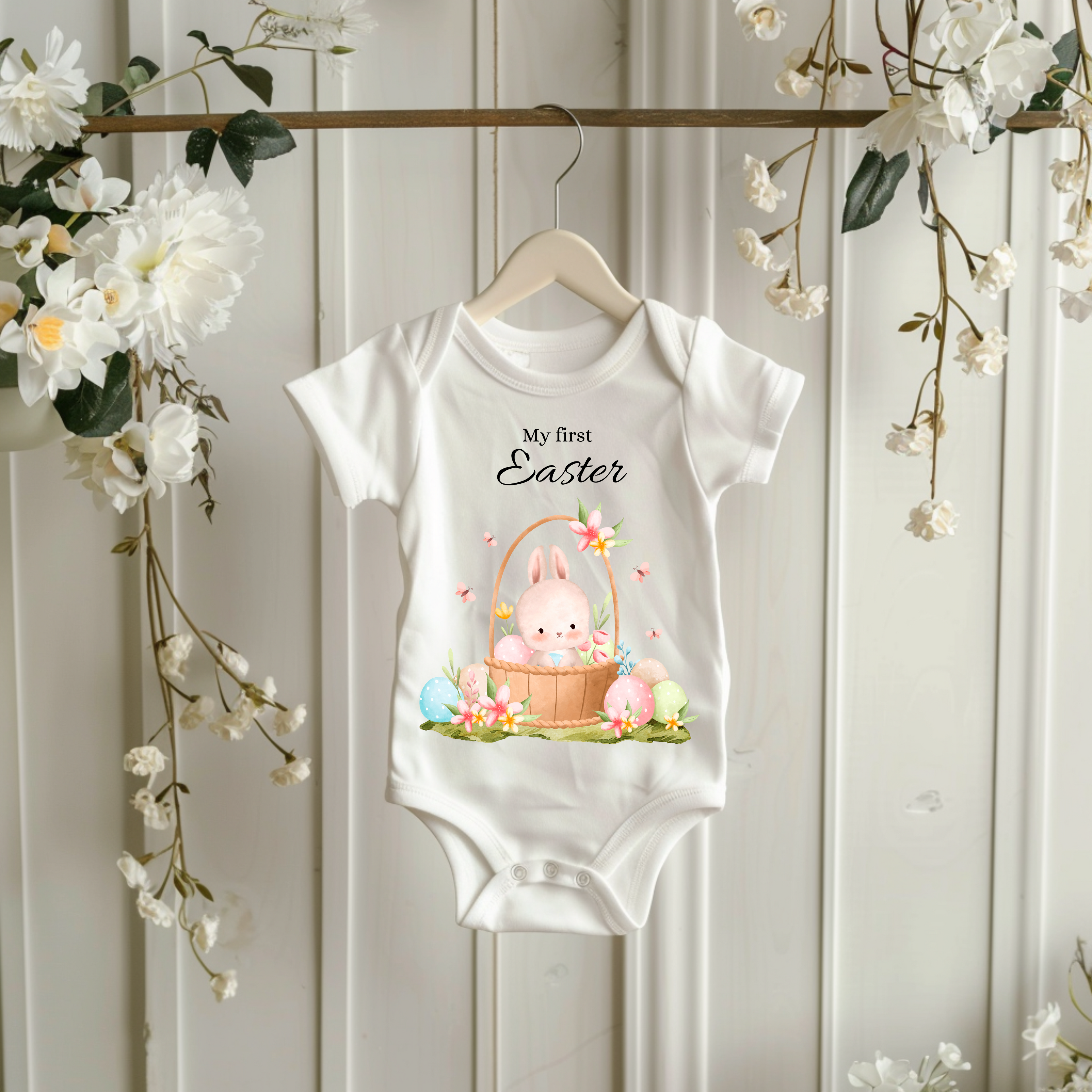 Erstes Ostern Baby Strampler, Baby Strampler mit buntem Design, My first Easter Strampler, Strampler mit Hasenmotiv, Baby Body Ostern