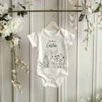 Erstes Ostern Baby Strampler, Baby Strampler mit Lineart-Design, My first Easter Strampler, Strampler mit Hasenmotiv, Baby Body Ostern