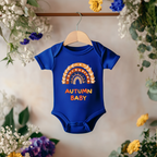 Liebevoller Herbstbaby-Strampler, Herbst-Strampler, Geburt im goldenen Herbst, Autumn Baby-Strampler, Strampler mit herbstlichen Regenbogen