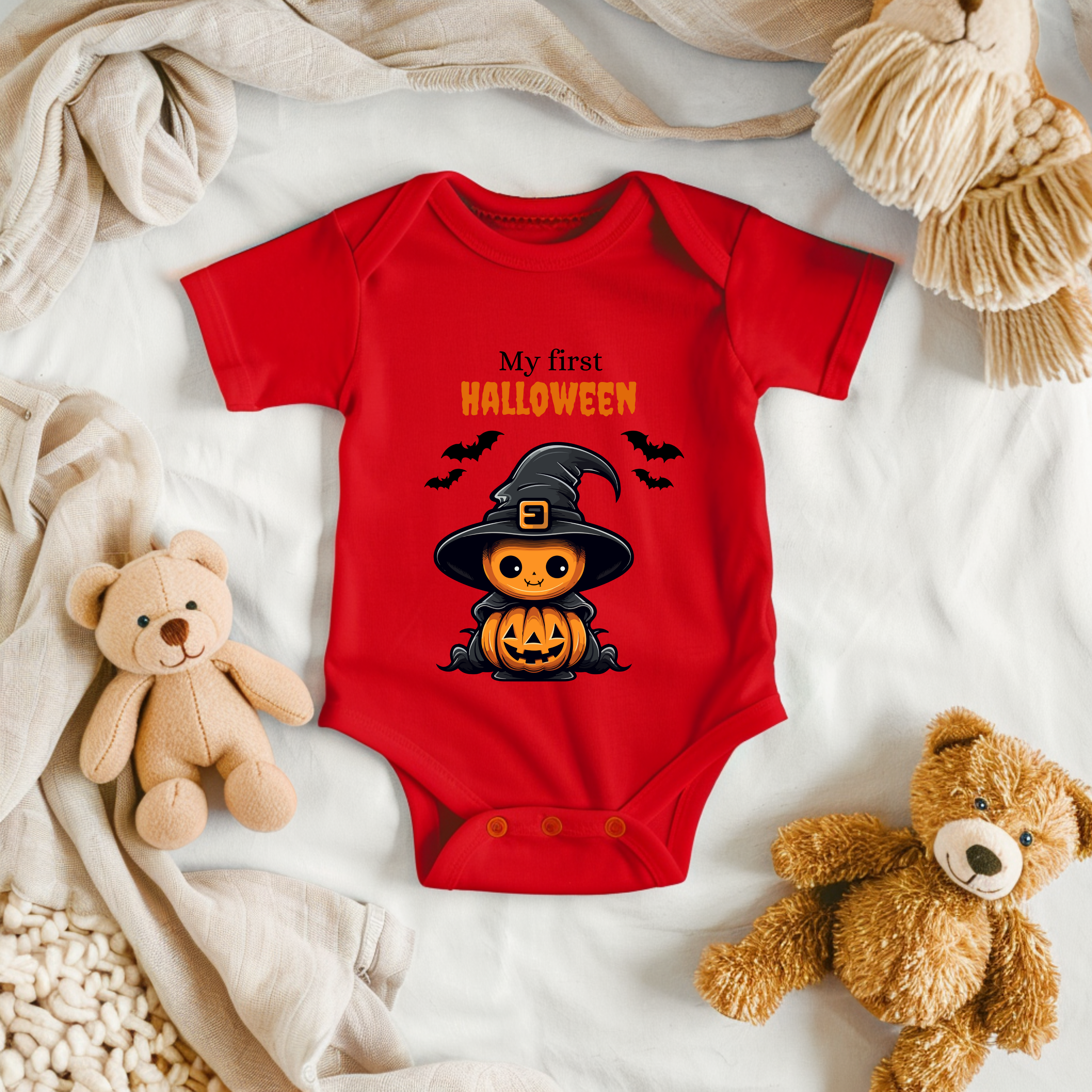 Roter Kurzarm Baby-Strampler mit Halloween-Motiv: niedlicher Kürbis im Hexenkostüm mit Hut und Umhang, umgeben von Fledermäusen. Darüber der Schriftzug ‚My First Halloween‘.