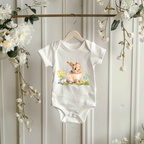 Zauberhafter Baby-Strampler mit niedlichen Hasen, Frühlings-Strampler, erstes Osterfest, originelles Geschenk Baby, Strampler mit Osterhasen