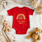 Liebevoller Herbstbaby-Strampler, Herbst-Strampler, Geburt im goldenen Herbst, Autumn Baby-Strampler, Strampler mit herbstlichen Regenbogen