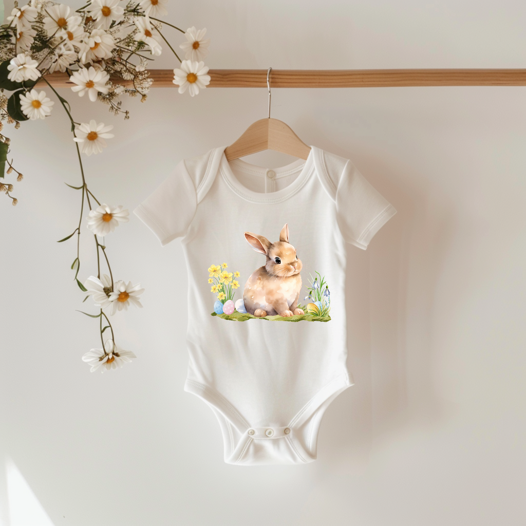 Zauberhafter Baby-Strampler mit niedlichen Hasen, Frühlings-Strampler, erstes Osterfest, originelles Geschenk Baby, Strampler mit Osterhasen