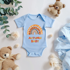 Liebevoller Herbstbaby-Strampler, Herbst-Strampler, Geburt im goldenen Herbst, Autumn Baby-Strampler, Strampler mit herbstlichen Regenbogen