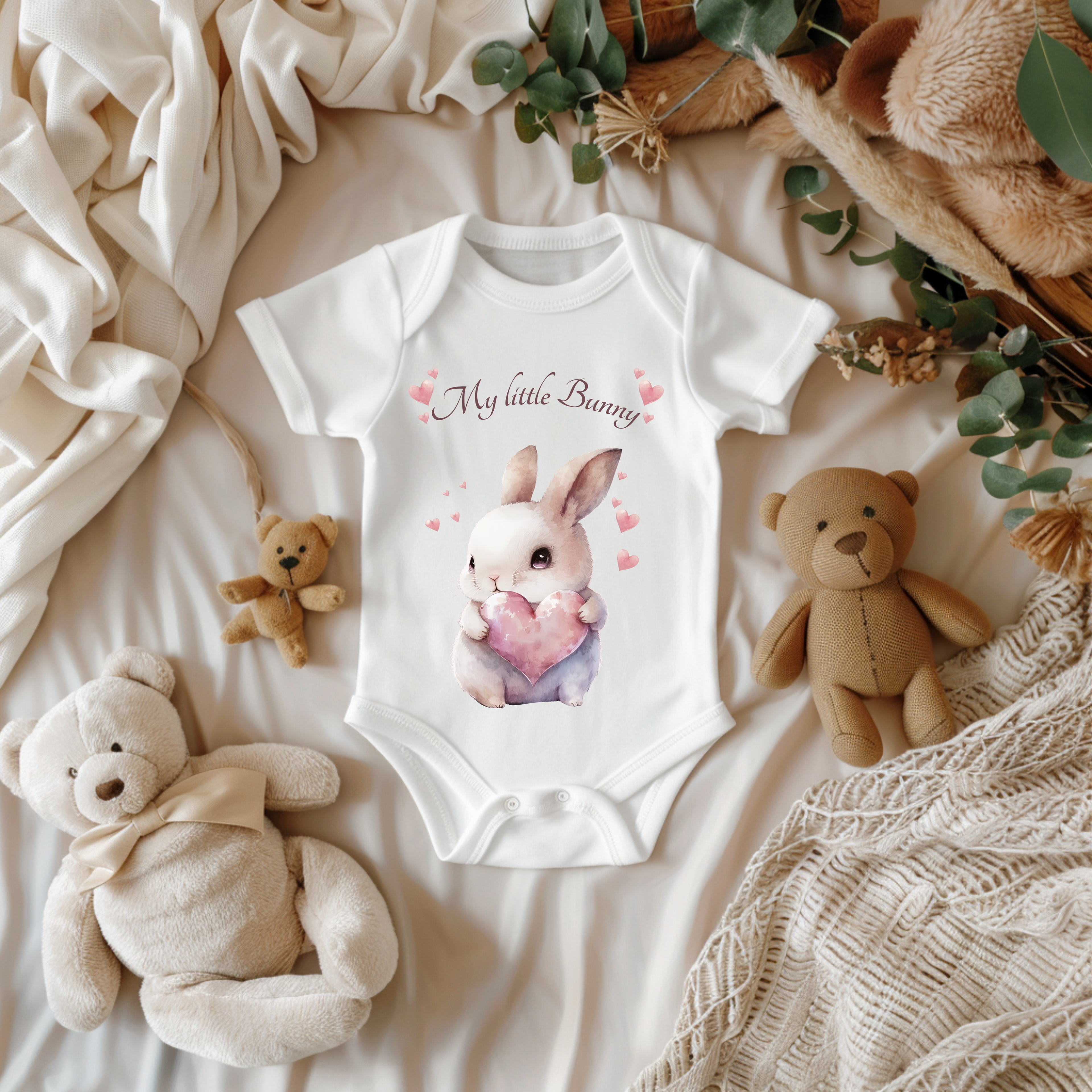 Häschen Baby Strampler mit kleinen Herzen, My little Bunny Strampler, Baby Body mit Häschen und Herz Motiv, liebevoll Babybekleidung