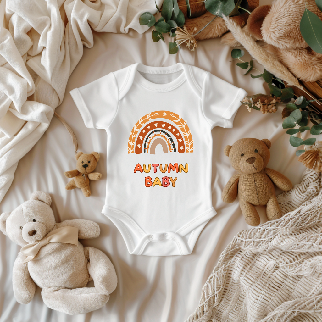 Liebevoller Herbstbaby-Strampler, Herbst-Strampler, Geburt im goldenen Herbst, Autumn Baby-Strampler, Strampler mit herbstlichen Regenbogen