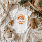 Liebevoller Herbstbaby-Strampler, Herbst-Strampler, Geburt im goldenen Herbst, Autumn Baby-Strampler, Strampler mit herbstlichen Regenbogen